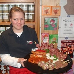 Metzgerei Schmitz - Unsere Tochter Katharina Schmitz mit einer ihrer Prüfungsplatten