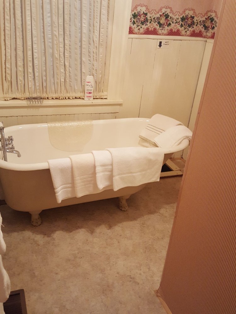 CANDLELIGHT MANOR Updated September 2024 19 Photos 303 S 6th St