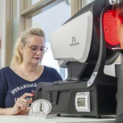 Optik Dr. Tiesmeyer - Besser Sehen  - Brillen in Bottrop - Exakteste Messung mit dem DNEye-Scanner von Rodenstock