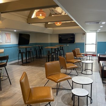 Canoe Hut - seating area with bar and bar stools - Lounges Near Me - Honolulu, Hawaii