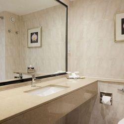 DoubleTree by Hilton Hotel Woking - Guest room bath
