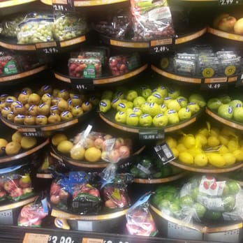 Giant Eagle - Organic? zero labels to support this claim,  umm, is not all fruit organic? No claim to be pesticide free, or non GMO - Grocery Near Me - Frederick, Maryland
