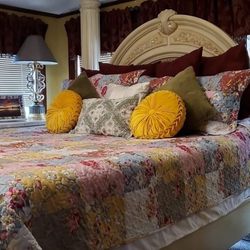 Conrad's Bed and Breakfast - The kingsized bed in the Victorian Suite