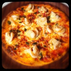Ezzelinos Italian Restaurant - Garlic prawn pizza