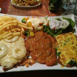 Landhaus Brandenburg - Das Schnitzel - Potpourri mit 3 frei wählbaren Varianten sowie Pommes, Salat und Gemüse