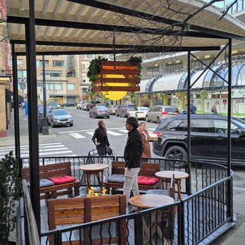 10 Acres Bistro - Patio - Brasseries Near Me - Victoria, British Columbia