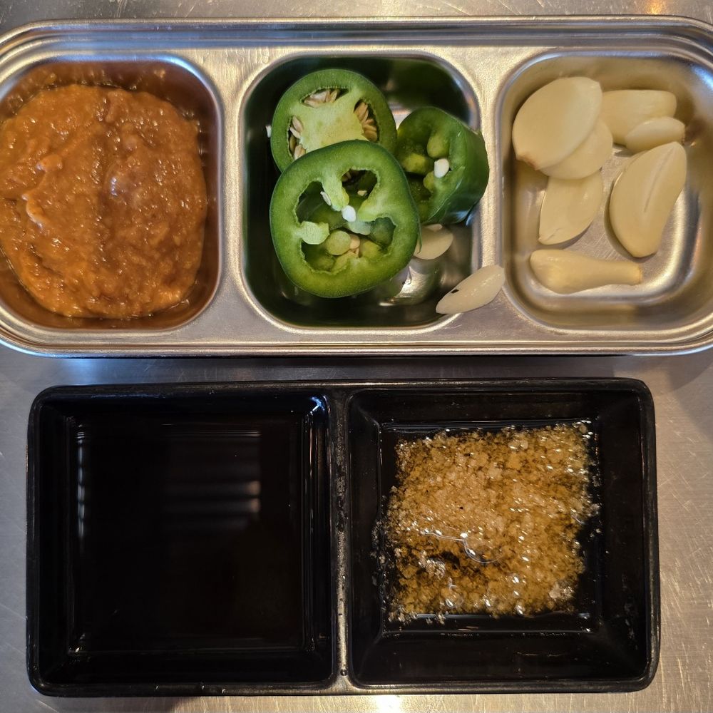 Bean sauce, jalapeno slices, garlic slices, sauces Bean sauce, jalapeno slices, garlic slices, sauces