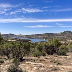 Dinosaur Tracks Trail - Trail view towards the reservoir