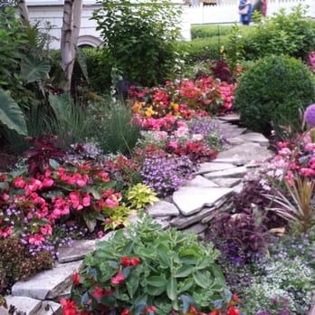 Hotel Iroquois - Iroquois Hotel Garden Path - Hotels Near Me - Mackinac Island, Michigan