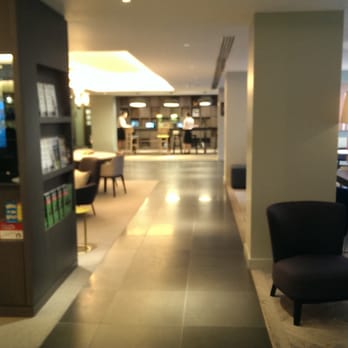Mercure London Bridge - Fancy new reception/lobby. Good luck figuring out where to go when you arrive! - Hotels Near Me - London, XGL