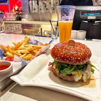 Gordon Ramsay Burger Las Vegas - 24 Hour Burger and Truffle Parm Fries - Burgers Near Me - Las Vegas, Nevada Gordon Ramsay Burger Las Vegas - 24 Hour Burger and Truffle Parm Fries - Burgers Near Me - Las Vegas, Nevada
