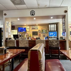 Bear Mountain Pizza - Bar area