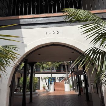 Leslie Irvine, MD - Plastic Surgeons Near Me - Manhattan Beach, California