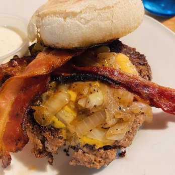 Llywelyn's Pub - Pub Burger - Irish Pub Near Me - Webster Groves, Missouri