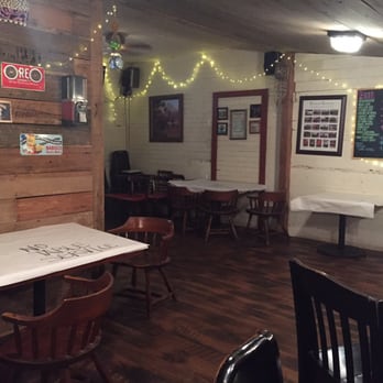 Roberto's River Road Restaurant - Bar - Cajun/Creole Near Me - Sunshine, Louisiana