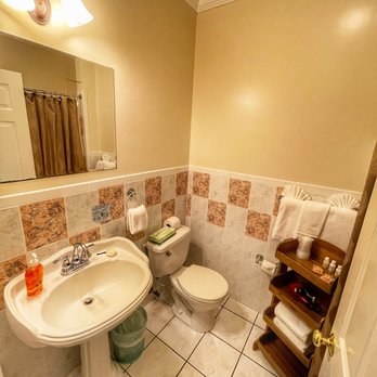 Casablanca Key West - Queen bed bathoom - Bed & Breakfast Near Me - Key West, Florida Casablanca Key West - Queen bed bathoom - Bed & Breakfast Near Me - Key West, Florida