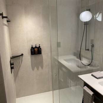 Bankside Hotel - Modern and spacious shower and bathroom - Hotels Near Me - London, XGL