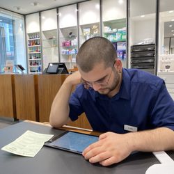 Fielmann - Der Mitarbeiter überprüft meine Versicherung für die teure Gleitsicht Brille.