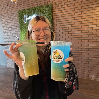 Squeazy - a woman holding two drinks - Juice Bars & Smoothies Near Me - BRANSON, Missouri