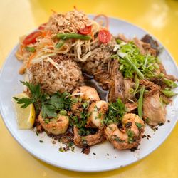 Onolicious Hawaii - Surf and Turf Plate with kalua pig and papaya salad