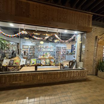 Bell House Books - Outside - Bookstores Near Me - Barrington, Illinois Bell House Books - Outside - Bookstores Near Me - Barrington, Illinois