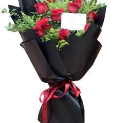 Amore Dolce Flowers - Dozen Ecuadorian roses wrapped an elegant paper