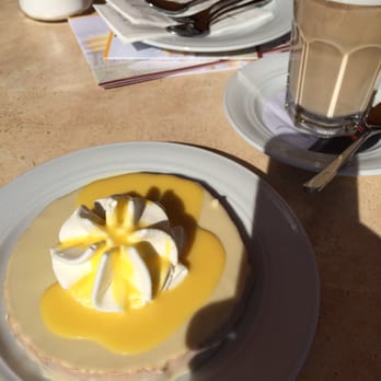Harzer Baumkuchen - Baumkuchen mit Eierlikör und Sahne leider auch mit Schlagschatten - Bakeries Near Me - Wernigerode, ST