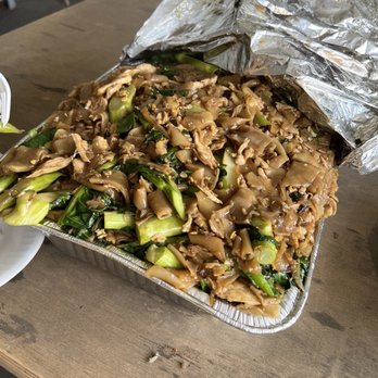 Jade Siam Restaurants - Catering order of the pad see ew with chicken - Thai Near Me - Huntington Park, California Jade Siam Restaurants - Catering order of the pad see ew with chicken - Thai Near Me - Huntington Park, California