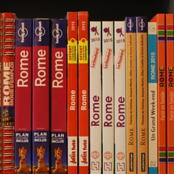 Grande quantité de guides de voyage