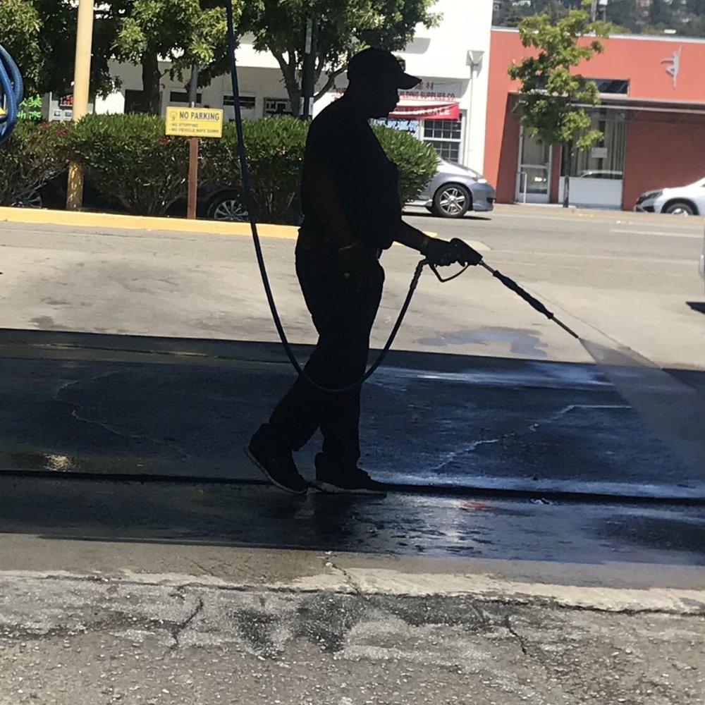 Very rude and unstable middle aged employee with a white Cadillac. (James). Avoid the wash here if he is present! Very rude and unstable middle aged employee with a white Cadillac. (James). Avoid the wash here if he is present!