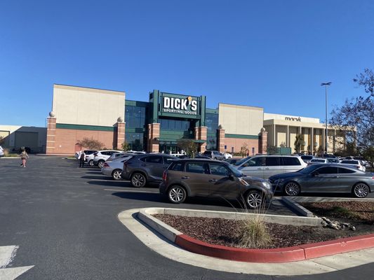 DICK'S Sporting Goods by null