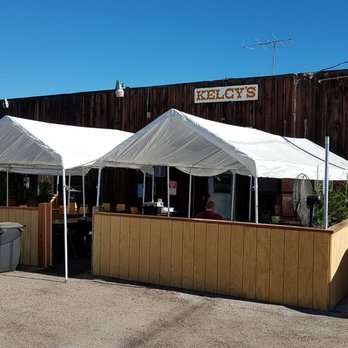 Kelcy's Restaurant - Outdoor dining behind building - American Near Me - Tehachapi, California