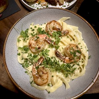 Zaya - Alfredo Pasta w/ Shrimp and Crab Cake - Lounges Near Me - Los Angeles, California