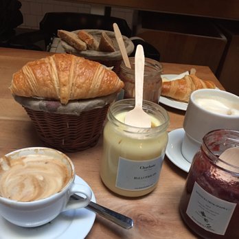 Charlotte - Charlotte Breakfast (includes hot or cold beverage, basket of homemade bread, choice of chocolate spread or marmalade). - French Near Me - Kraków, Massachusetts