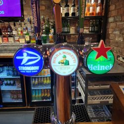 Rileys Sports Bar - Couple of handles!