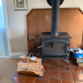 Headlands Inn Bed & Breakfast - Wood burning stove - Bed & Breakfast Near Me - Mendocino, California