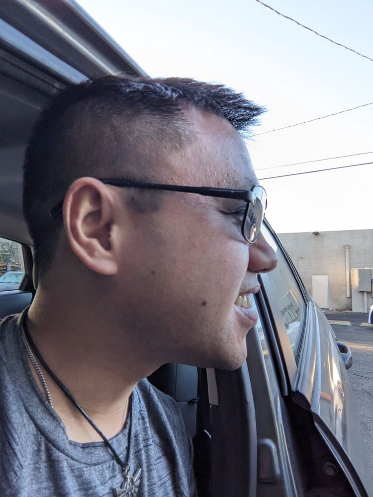 Maru's Barber and Beauty Logo