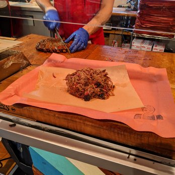 la Barbecue - Cutting and weighing out our order at the counter. - Barbeque Near Me - Austin, Texas la Barbecue - Cutting and weighing out our order at the counter. - Barbeque Near Me - Austin, Texas