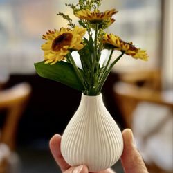 Artisan - Flowers on every table