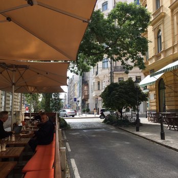 Café Eiles - Street near the outside seating - Cafes Near Me - Vienna, 9