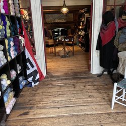 Black Purls Yarn Shop - Black Purl Yarn entrance.
