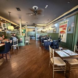 Chieftans Restaurant & Bar - Open seating area
