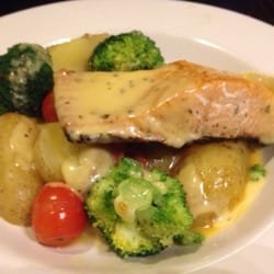 Beefeater - Salmon Béarnaise with potatoes, broccoli & tomato. Rating: Good.