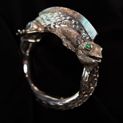 Glassando - Unique animal jewelry is available at Glassando! This lizard bracelet is made from sterling silver with a malachite stone eye!