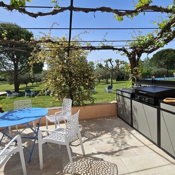 La Ramade - Terrasse de nos chambres d'hôtes La Ramade avec cuisine d'été à disposition. - Guest Houses Near Me - Tulette, 26