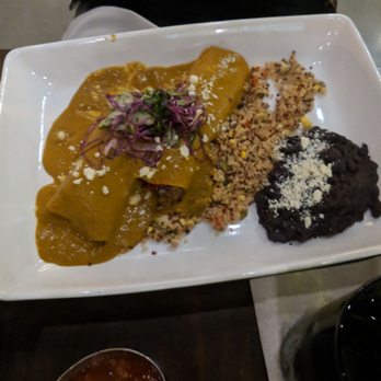 Hugo's Invitados - Seafood Near Me - Irving, Texas