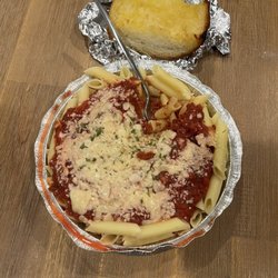Mostaccioli marinara with garlic bread