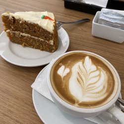 Salazar Bakery - Süß in den Tag mit Möhrenkuchen und Kaffee.