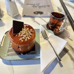 La Femme Pâtisserie - Karamelltörtchen  Schokocreme Kuchen mit Karamellsoße übergossen