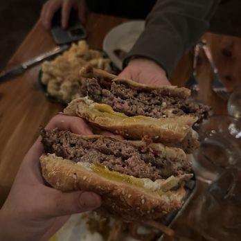 Retreat Gastropub - Burger - Cocktail Bars Near Me - Saint Louis, Missouri